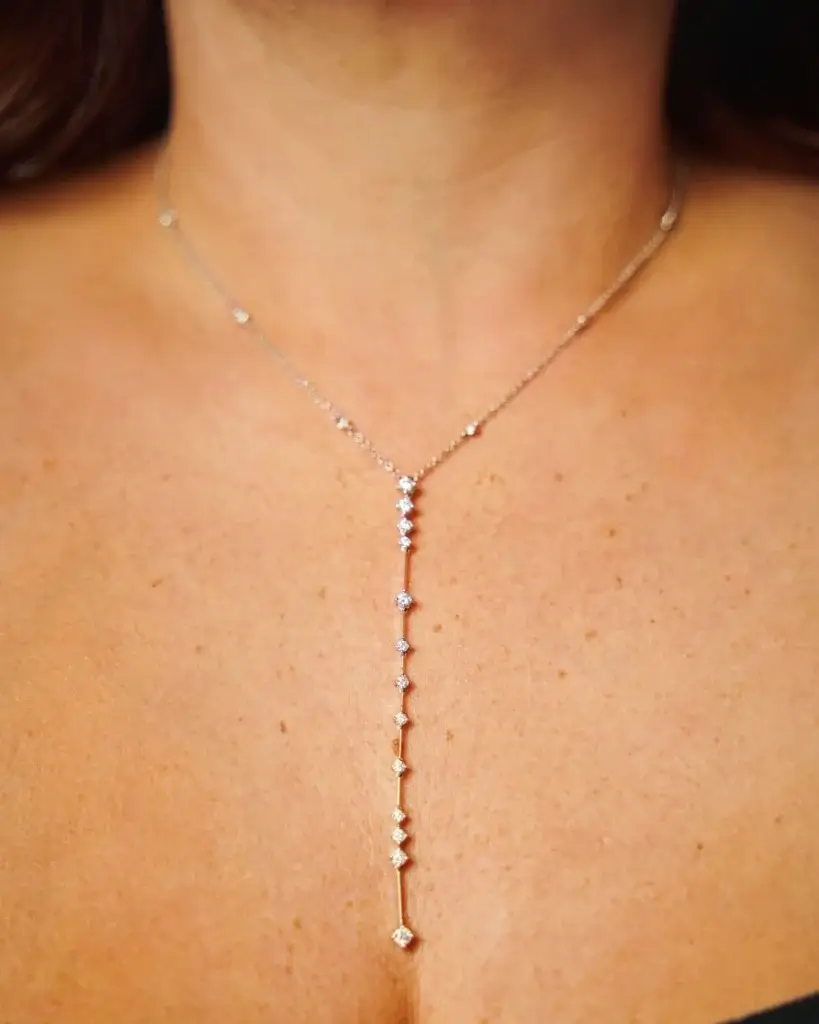 Long luxury necklace on a brunette woman